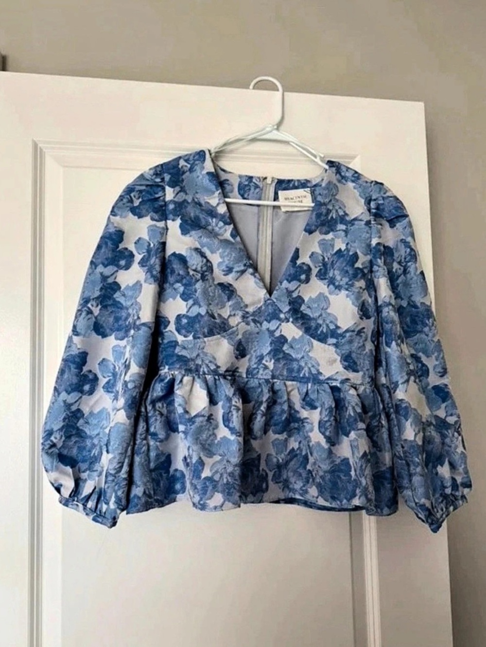 Hyacinth House Priscilla Puff Sleeve Jacquard Top Blue & White Small